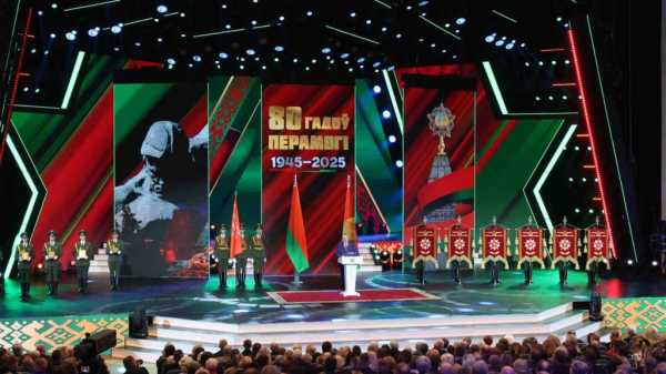 ПРЕЗИДЕНТ ВРУЧИЛ ВЫМПЕЛЫ «ЗА МУЖНАСЦЬ І СТОЙКАСЦЬ У ГАДЫ ВЯЛІКАЙ АЙЧЫННАЙ ВАЙНЫ» ШЕСТИ ГОРОДАМ БЕЛАРУСИ